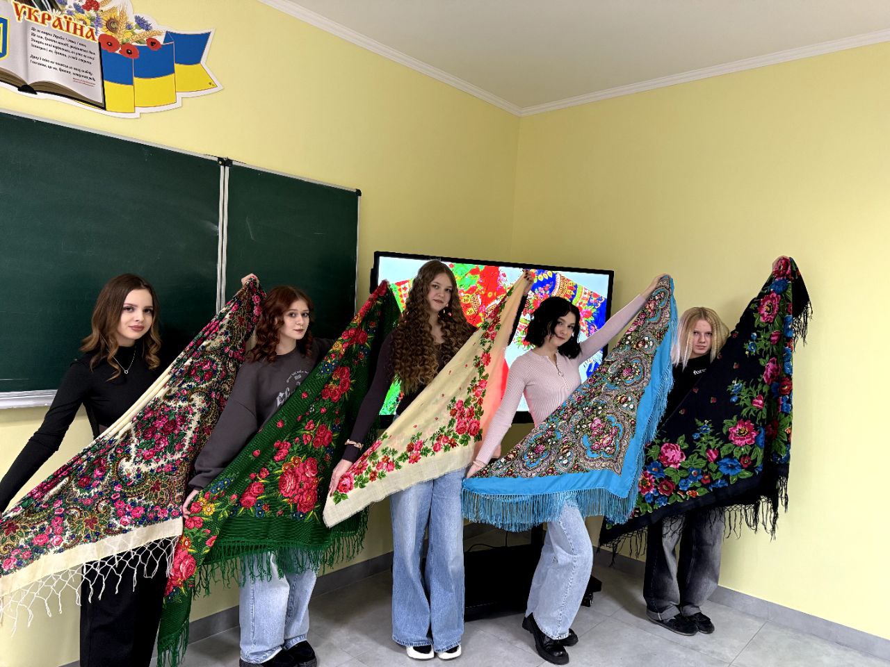 З Днем української хустки